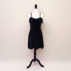 ALL THAT JAZZ | Vintage Black Velvet Dress